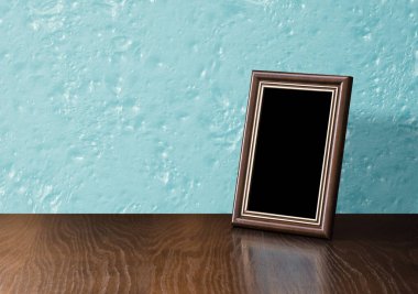 Masada ahşap fotoğraf çerçevesi, mavi duvar.