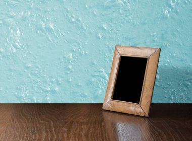 Masada ahşap fotoğraf çerçevesi, mavi duvar.