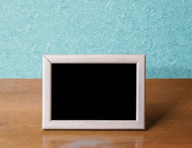 Masada ahşap fotoğraf çerçevesi, mavi duvar.