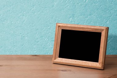 Masada ahşap fotoğraf çerçevesi, mavi duvar.