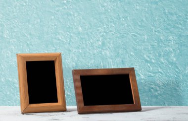 Masada ahşap çerçeveler, mavi duvar.