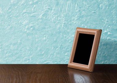 Masada ahşap fotoğraf çerçevesi, mavi duvar.