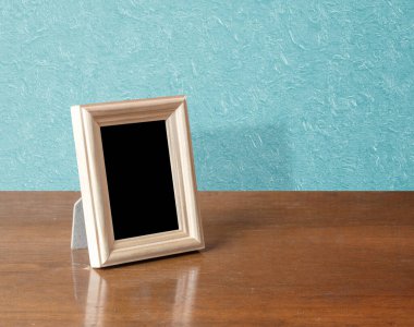Masada ahşap fotoğraf çerçevesi, mavi duvar.