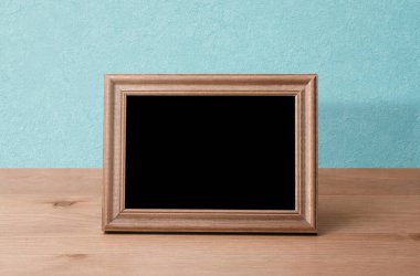 Masada ahşap fotoğraf çerçevesi, mavi duvar.