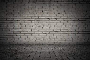 Duvarı tuğlalı ve döşemesi fayanslı boş bir oda. Koyu arkaplan.