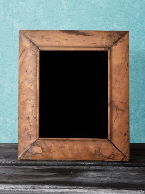 Masada ahşap fotoğraf çerçevesi, mavi duvar.
