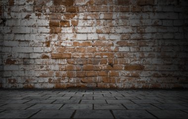 Duvarı tuğlalı ve döşemesi fayanslı boş bir oda. Koyu arkaplan.