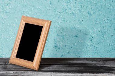 Masada ahşap fotoğraf çerçevesi, mavi duvar.