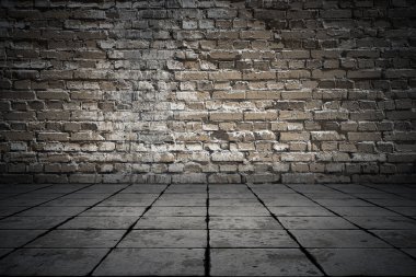 Duvarı tuğlalı ve döşemesi fayanslı boş bir oda. Koyu arkaplan.