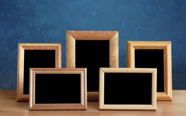 Masada ahşap çerçeveler, mavi duvar.