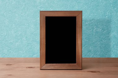 Masada ahşap fotoğraf çerçevesi, mavi duvar.