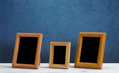 Masada ahşap çerçeveler, mavi duvar.