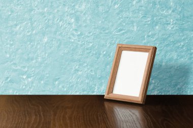 Masada ahşap fotoğraf çerçevesi, mavi duvar.