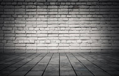 Duvarı tuğlalı ve döşemesi fayanslı boş bir oda. Koyu arkaplan.