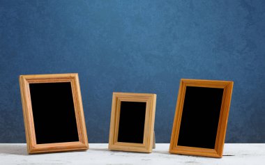 Masada ahşap çerçeveler, mavi duvar.