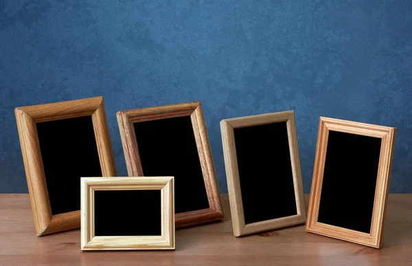 Fotorahmen Aus Holz Auf Dem Tisch Blaue Wand — Stockfoto