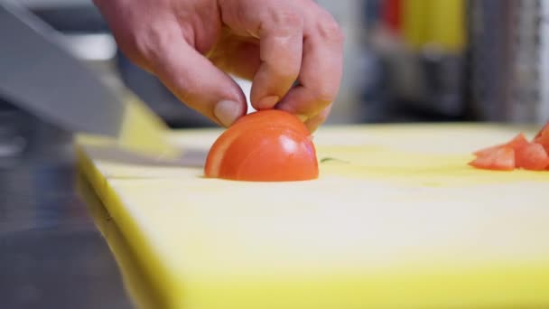Szef Kuchni Kroi Pomidory Ostrym Nożem Desce Krojenia — Wideo stockowe