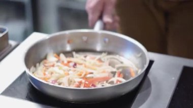 Domates, biber ve soğan tavada kızartılır..