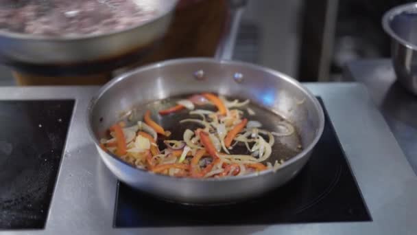 Fajitas Kochen Koch Mixt Gemüse Mit Rindfleisch — Stockvideo