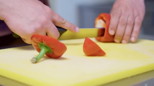 Šéfkuchař Krájí Paprika Ostrým Nožem Sekací Desce — Stock video