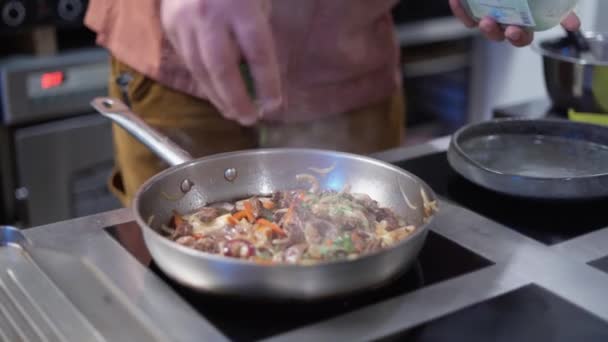 Fajitas Cocinando Chef Añadir Poco Cebolla Primavera — Vídeos de Stock