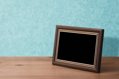 Masada ahşap fotoğraf çerçevesi, mavi duvar.