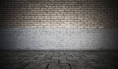 Duvarı tuğlalı ve döşemesi fayanslı boş bir oda. Koyu arkaplan.