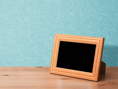 Masada ahşap fotoğraf çerçevesi, mavi duvar.