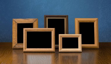 Masada ahşap çerçeveler, mavi duvar.