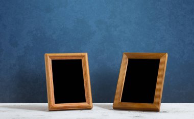 Masada ahşap çerçeveler, mavi duvar.