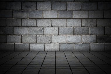Duvarı tuğlalı ve döşemesi fayanslı boş bir oda. Koyu arkaplan.