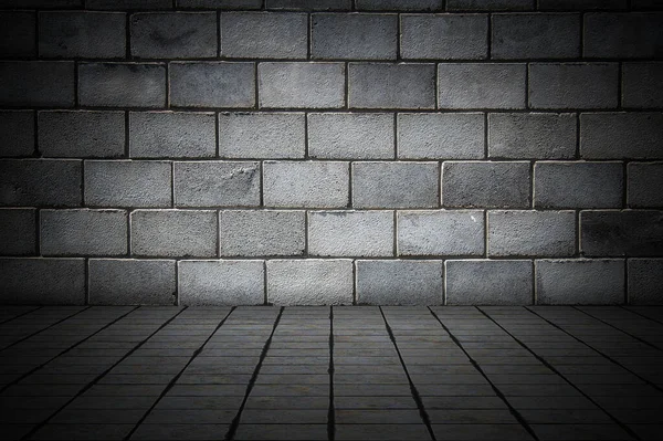 レンガの壁とタイル張りの床と空の部屋 暗い背景 — ストック写真