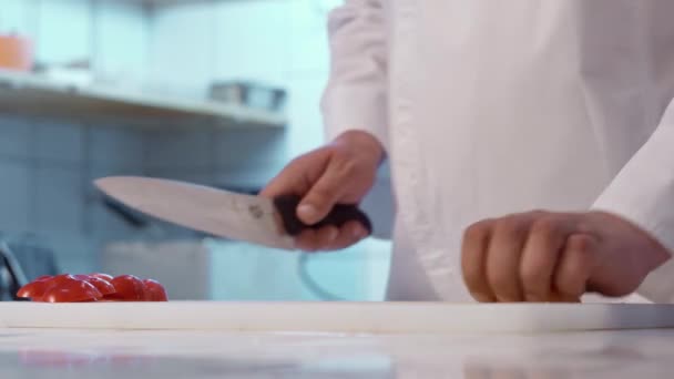 Chef Cortando Pimentão Usando Faca Afiada Uma Tábua Corte — Vídeo de Stock