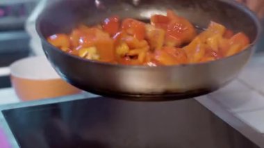 Dolmalık biber tavada kızartılır..