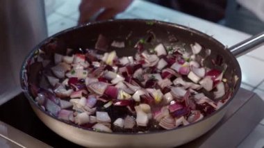 Soğan tavada kızarır..