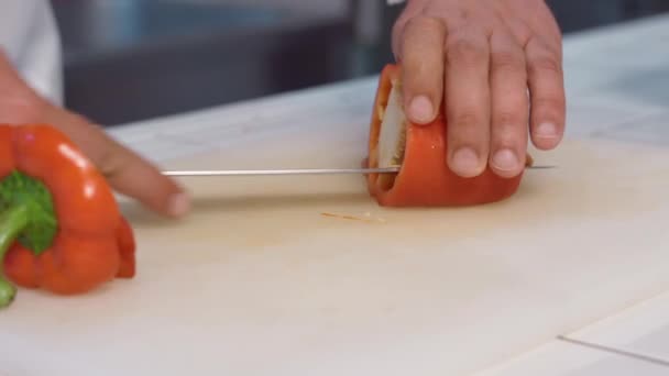 Chef Snijdt Paprika Met Scherp Mes Een Snijplank — Stockvideo