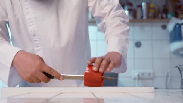 Chef Taglia Peperone Usando Coltello Affilato Tagliere — Video Stock