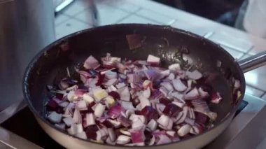 Soğan tavada kızarır..