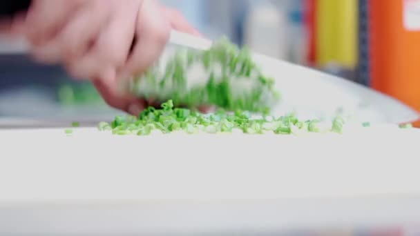 Chef Cortando Cebolinha Usando Faca Afiada Uma Tábua Corte — Vídeo de Stock