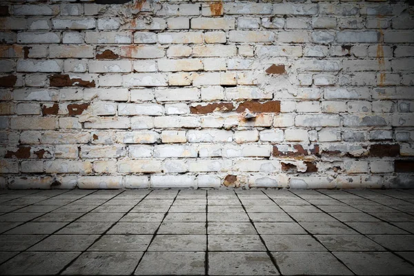 Habitación Vacía Con Pared Ladrillos Suelo Baldosas Fondo Oscuro — Foto de Stock