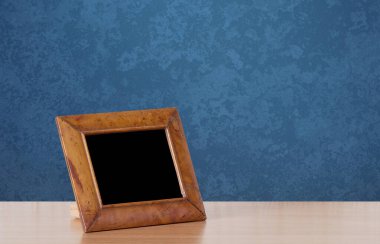 Masada ahşap fotoğraf çerçevesi, mavi duvar.