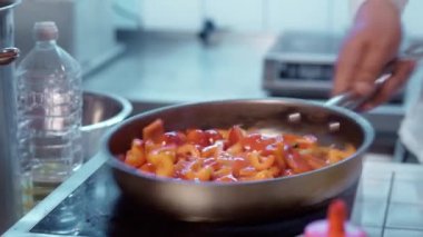 Dolmalık biber tavada kızartılır..