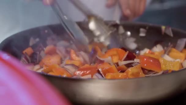 Πιπεριά Και Κρεμμύδι Τηγανίζονται Ένα Τηγάνι — Αρχείο Βίντεο