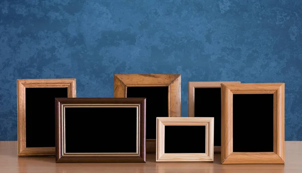 Cadres Photo Bois Sur Table Mur Bleu — Photo