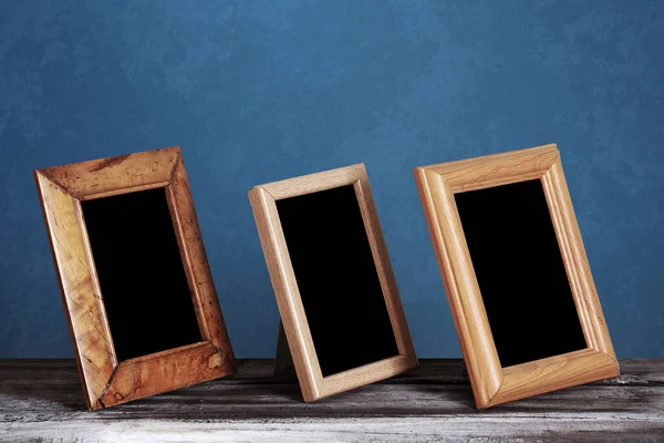 Fotorahmen Aus Holz Auf Dem Tisch Blaue Wand — Stockfoto