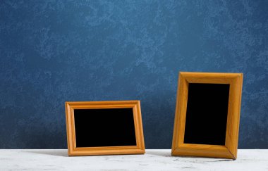 Masada ahşap çerçeveler, mavi duvar.