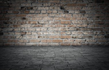Duvarı tuğlalı ve döşemesi fayanslı boş bir oda. Koyu arkaplan.