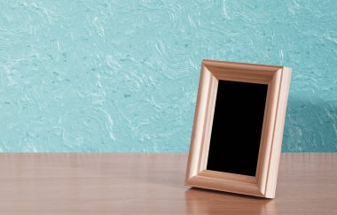 Masada ahşap fotoğraf çerçevesi, mavi duvar.