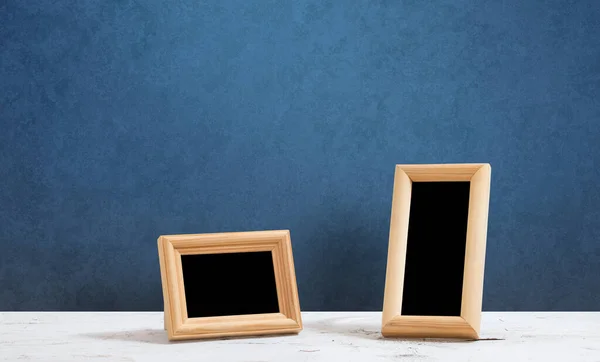 Cadres Photo Bois Sur Table Mur Bleu — Photo