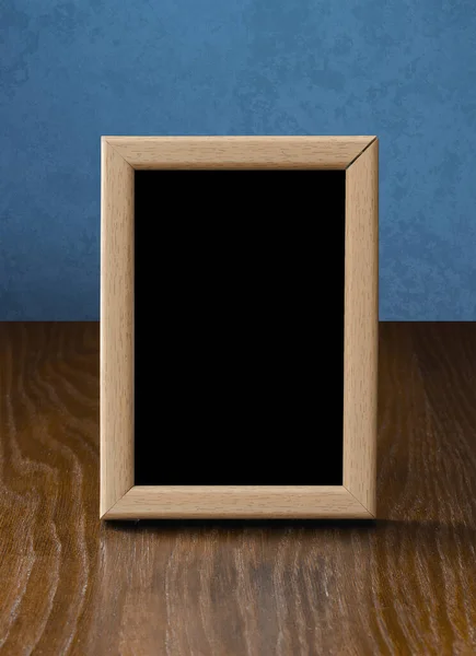 Houten Fotolijstje Tafel Blauwe Wand — Stockfoto